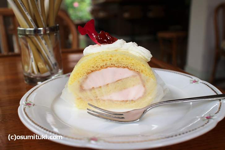 バラのロールケーキはバラのジャムと花をあしらった甘いケーキです