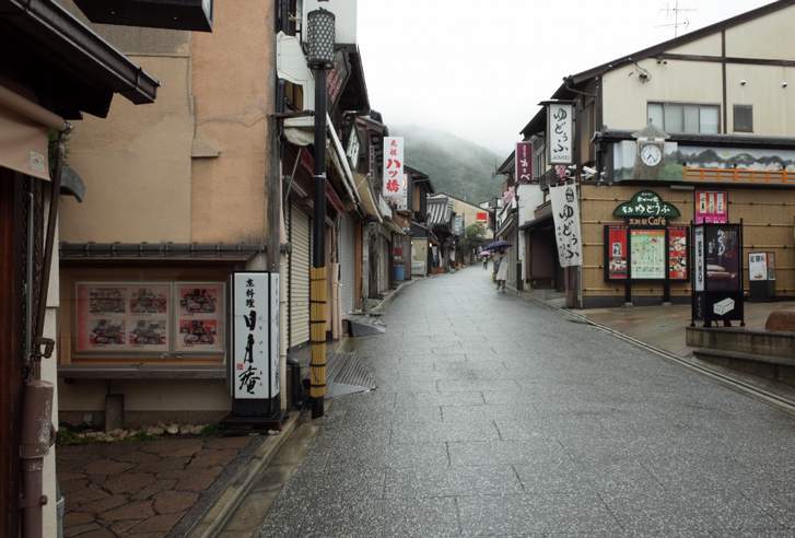 松坂桃李さんが京都で歩いているのは「松原通」です