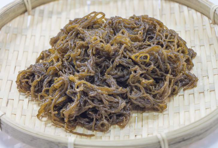 沖縄県の特産品「もずく」を使った天ぷらが『秘密のケンミンSHOW』で紹介