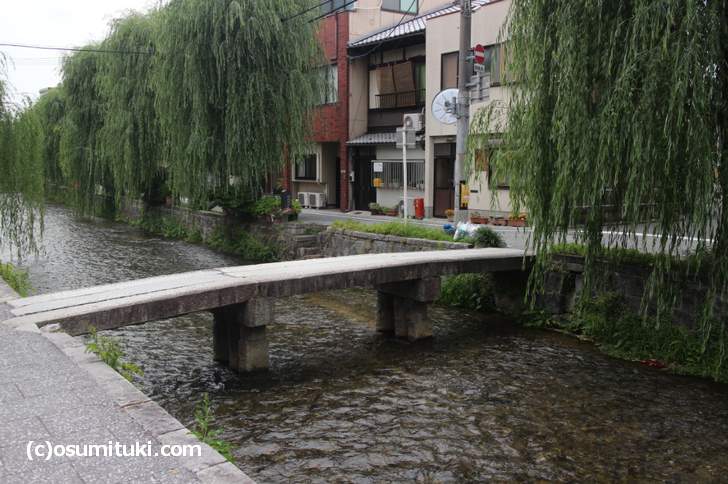 京都の有名な観光地「祇園白川」に明智光秀の首塚がある？！