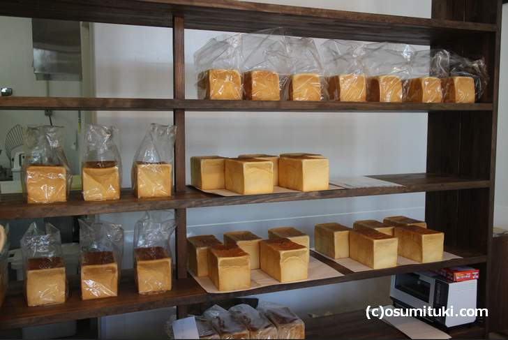 京都・醍醐「パンデシンプル」店内には出来たて食パンが並んでいました