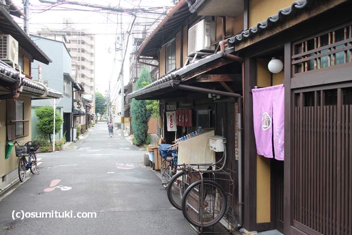 京都の細い道にある町中の豆腐屋さん「入山豆腐店」
