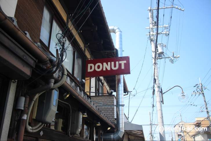 北大路に掲げられた「DONUT」の看板、京町家を改装したお店「カモDONUT」さん