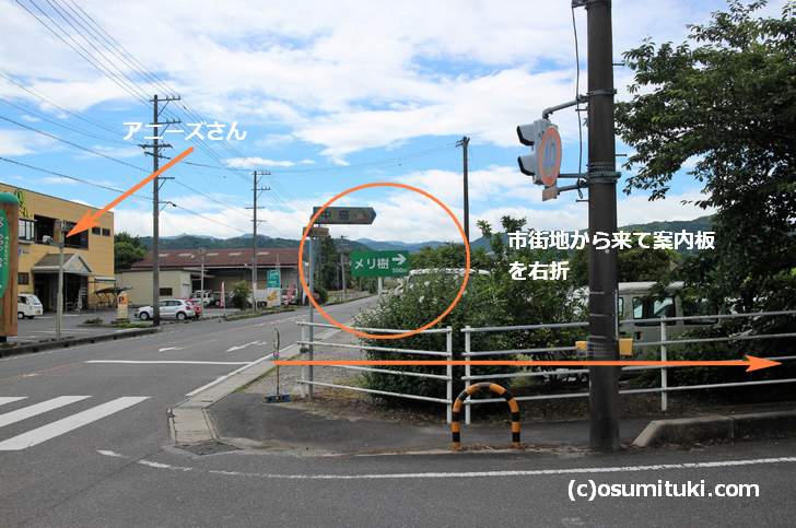 伊賀街道からは服部川に架かる「山田橋」を渡ります