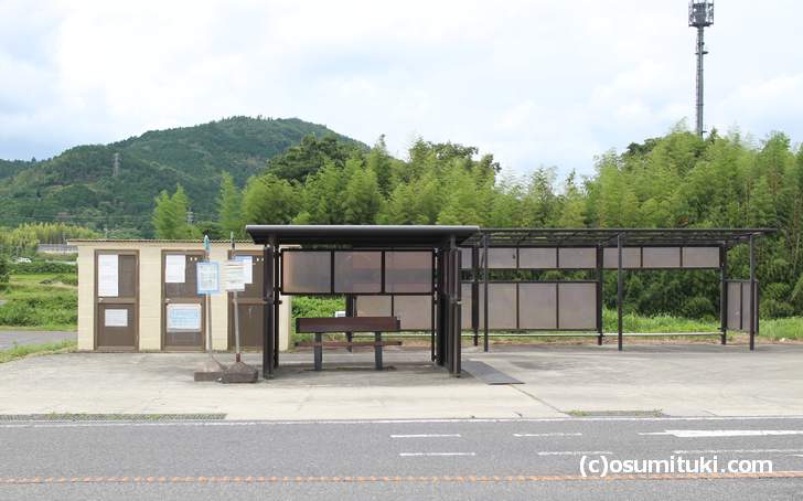 三重交通「大山田小学校バス停」下車、徒歩5分のところです