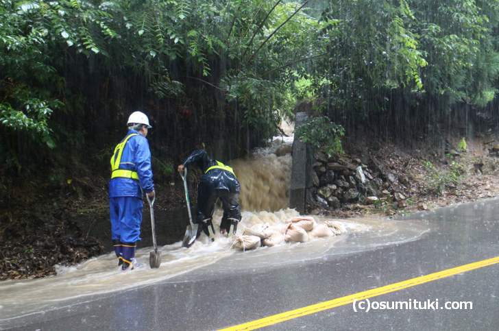 京都・嵯峨野「広沢池」近くの山中からは大量の水が流れだして道路へ（2018年7月6日12時撮影）