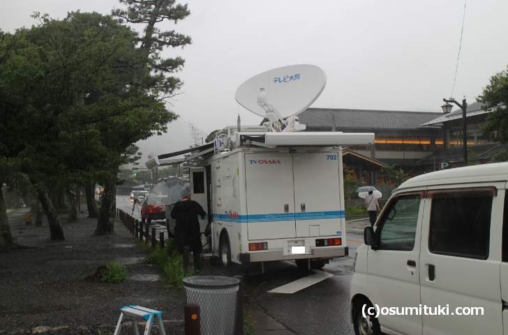 嵐山「渡月橋」の増水を取材しに来たテレビ局が多数（2018年7月6日12時16分撮影）