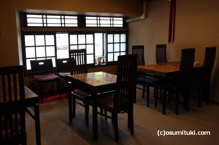 京町家の雰囲気が残るテーブル席