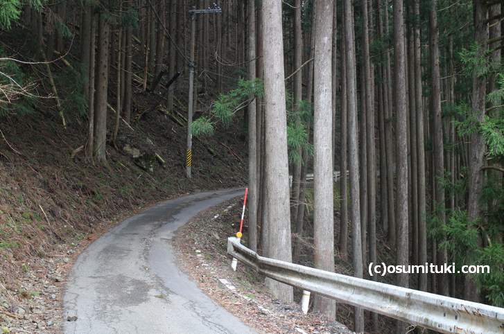 京都府道361号線（上黒田貴船線）は離合困難路線なので自動車の場合は注意深く通行してください