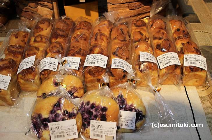 ウッディ京北に並ぶ「パン工房えむえむ」さんのパン