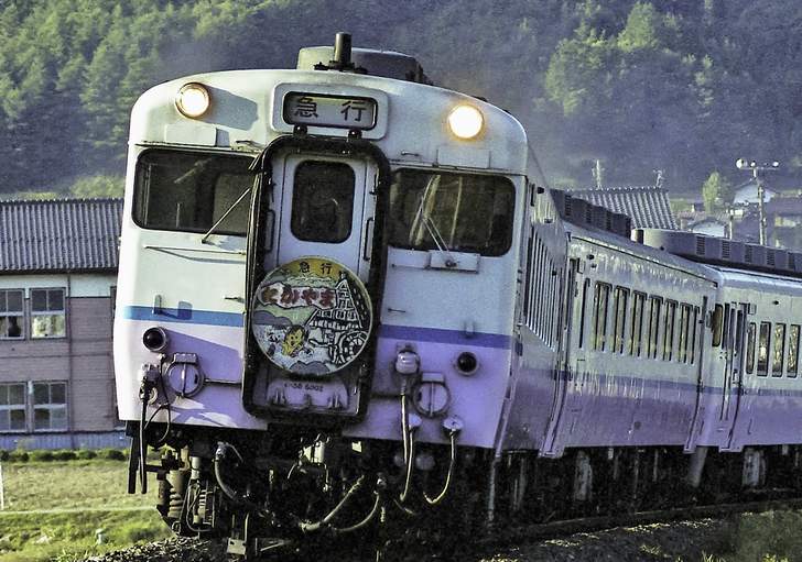 名古屋駅からJR高山本線で2時間30分、「飛騨小坂駅」下車で徒歩5分です