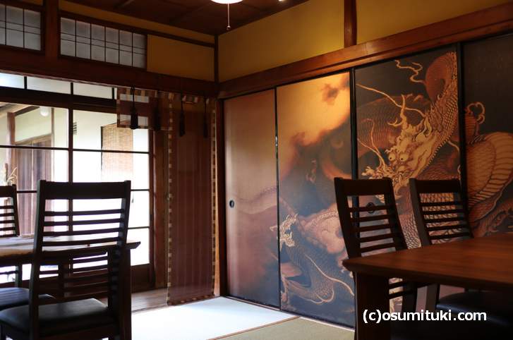 こちらも一階のテーブル席です、龍の襖が京都らしい演出です