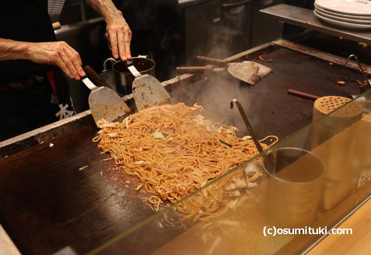 長田本庄軒「ぼっかけ焼きそば」は目の前で麺を焼いてくれます
