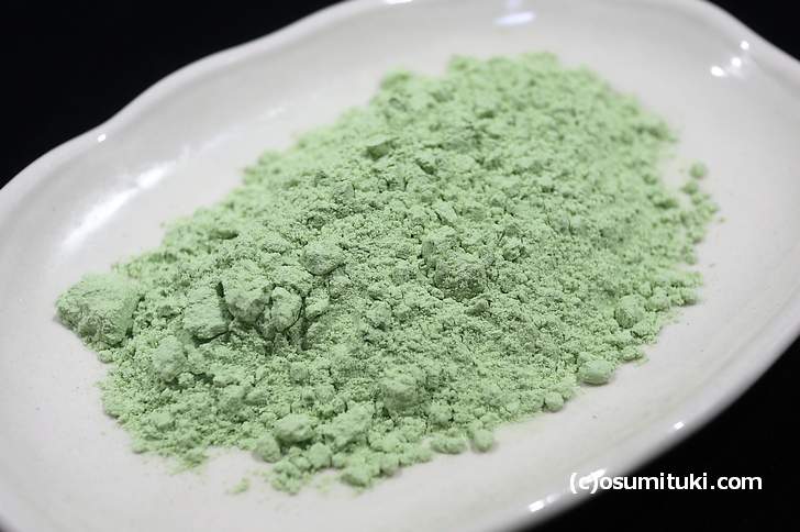 緑茶（国産）の粉末にグラニュー糖を混ぜたもので水に溶かして飲みます