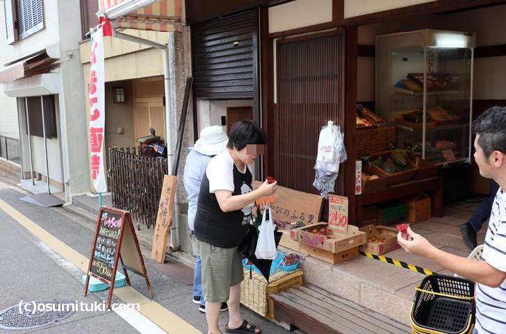 京都でも食通が通う八百屋さんはいつも賑わっています