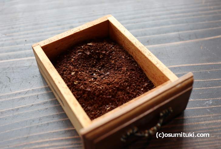 ミルで挽いたコーヒー豆はこんな感じになります