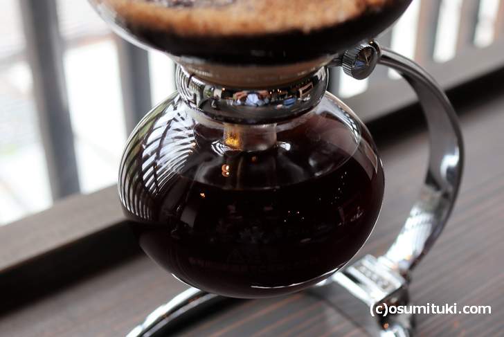 ランプを消してコーヒーが下がるのを待ちます