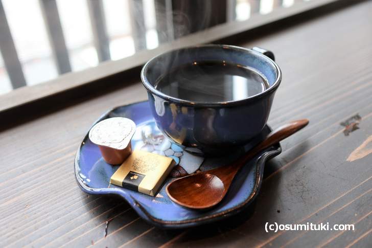 唐橋焼(からはしやき)のコーヒーカップに注いで完成です