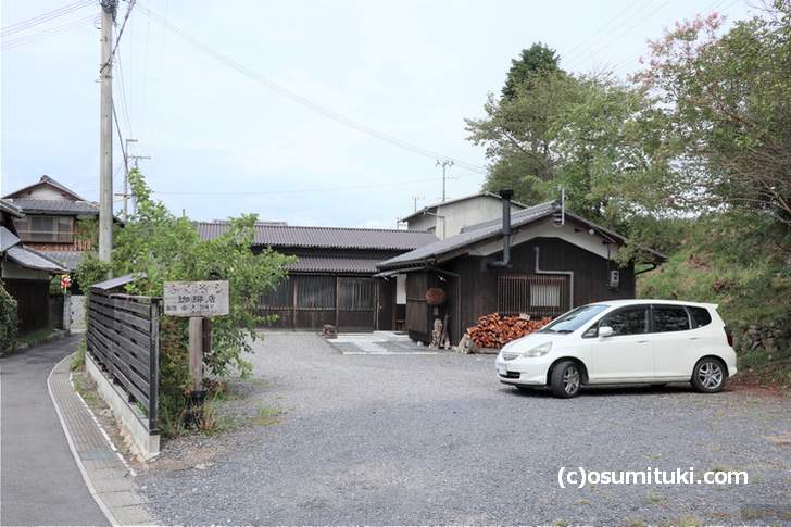 ふくろう珈琲店、駐車場は完備されていますが前の道が細い道です
