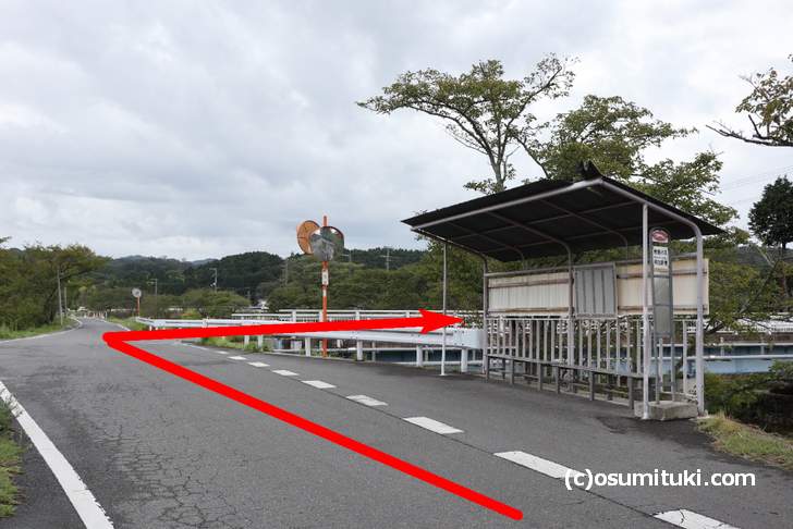 ふくろう珈琲店さんの東側、川沿いの道からバス停のある橋で右折