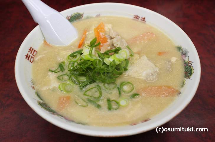 酒粕が大量に浮かんだ酒かすラーメン