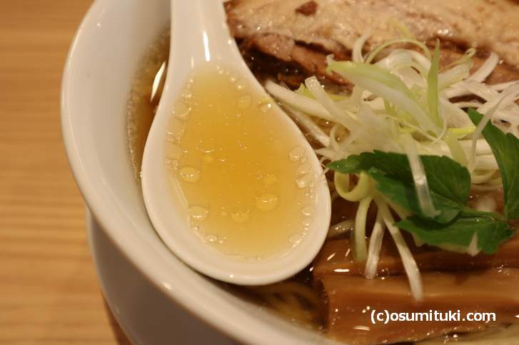 とても澄んだ見た目で、甘みのある「麺屋 聖~kiyo~」のスープ(ギフト)