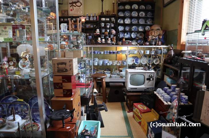 菰野町の「やすだ屋」に入ってみると生活骨董が数多く並んでいました