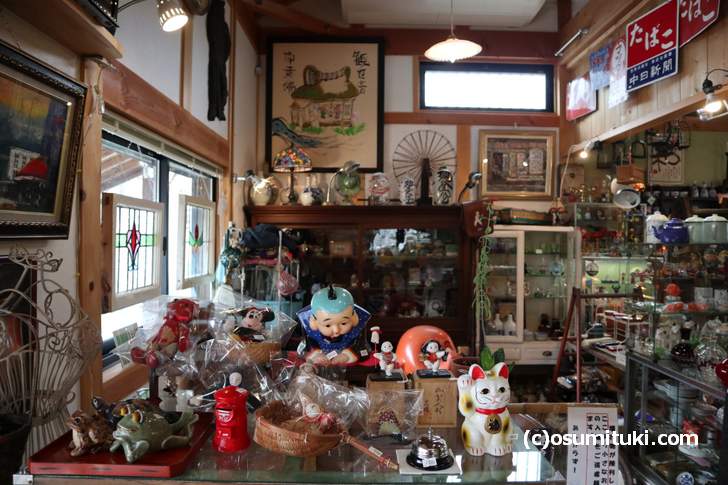 店内の左側は状態の良い骨董品がたくさん並んでいます(やすだ屋)