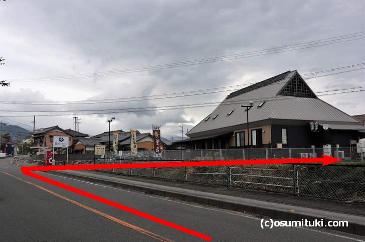 「株式会社 キコーコーポレーション」の看板と建物がある細い道を入る
