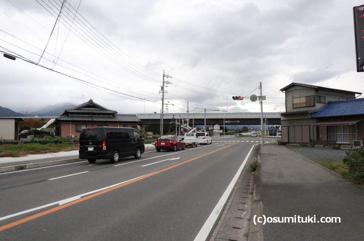 国道306号「潤田交差点」、右に「あそクリニック」、「国道477号バイパスの工事現場」を左折