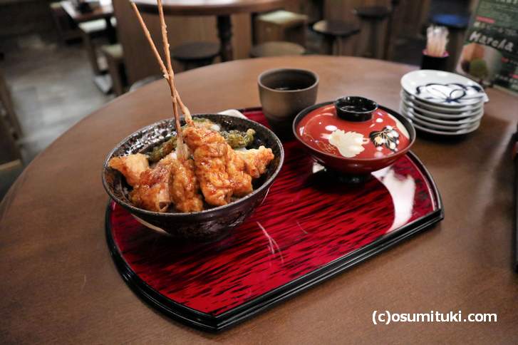 勝天の肉天ぷらが盛られた「肉天丼」