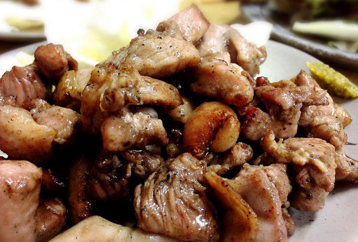 宮崎名物「地鶏 炭火焼」とは、宮崎県の地鶏を炭火焼きにした焼き鳥のこと