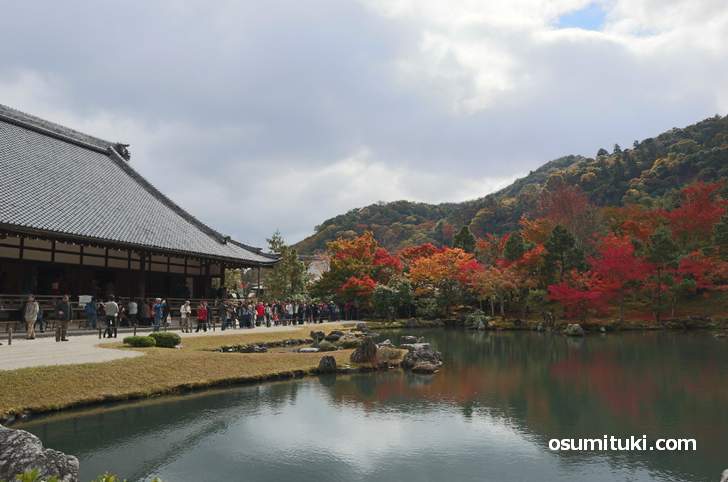天龍寺の本堂の前の曹源池から借景庭園の紅葉が見られます(2018年11月14日)
