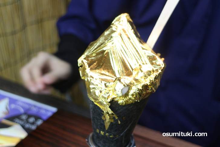 金箔一枚のせ「黄金ソフトクリーム(金閣そふと)」