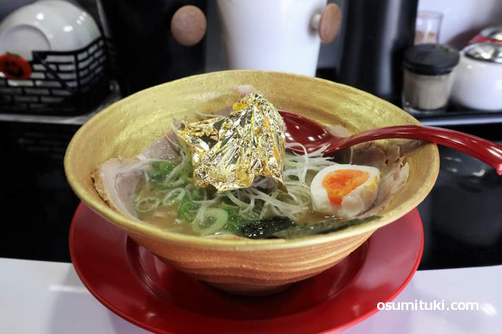 金箔一枚のせの衝撃!金色の器で食べる「ゴールド・ドラゴン・ラーメン」