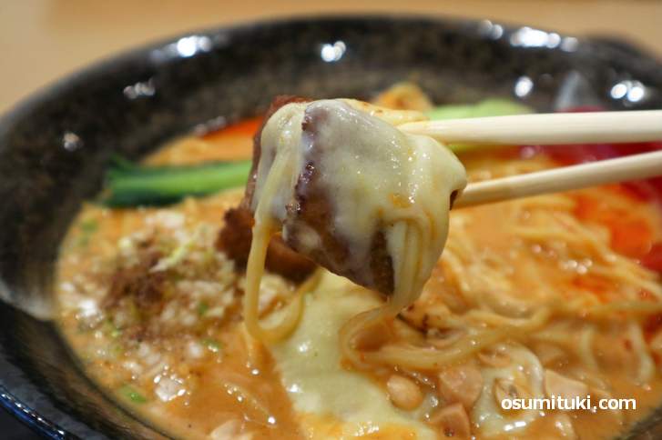 人気の「濃厚クリーミー担々麺(チーズのせ)」