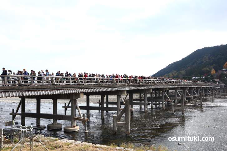 渡る前に行列、立ち止まって紅葉写真も撮れない渡月橋(2018年11月25日)