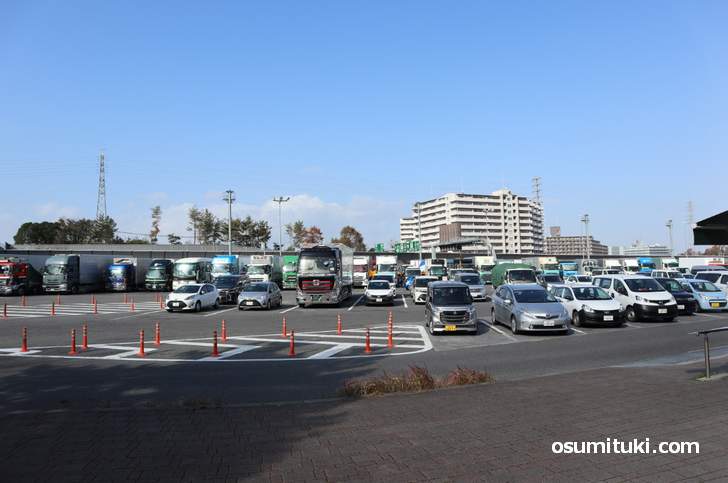 西日本最大の駐車スペースに並んでいる長距離トラックが圧巻（草津パーキングエリア 下り）