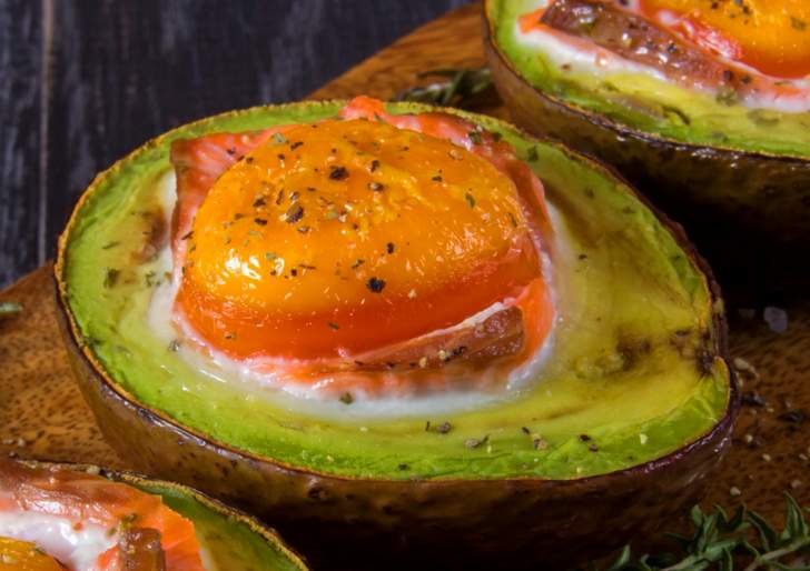 アボカドの料理「エッグボード」