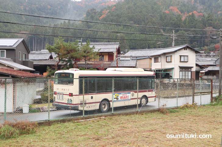 静原集落内を走る京都バス55系統