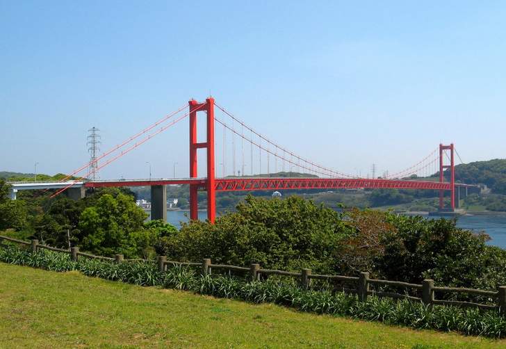 長崎県平戸島へは「平戸大橋」を渡って行くことができます