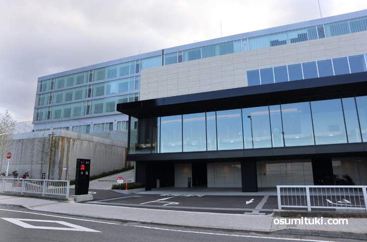 表玄関から見るとホテル併設のスパとフィットネスクラブがある建物です