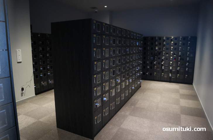 下駄箱ロッカー、鍵がバーコードになっており「入退場」に必要です