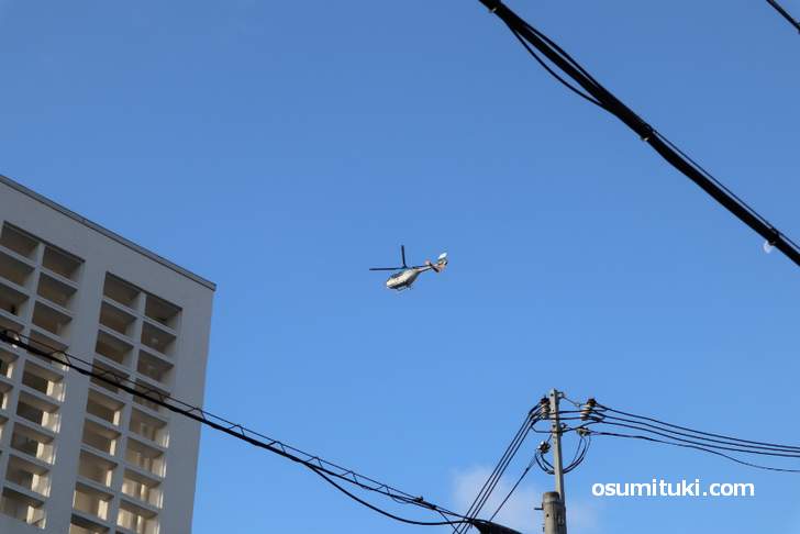金閣寺上空を飛ぶ空撮ヘリコプター(2018年12月28日朝)