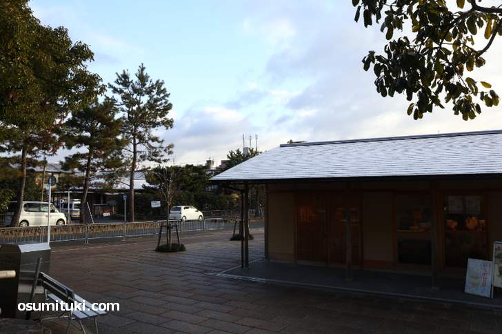 京都・金閣寺前の土産物店の屋根に雪(2018年12月28日朝)