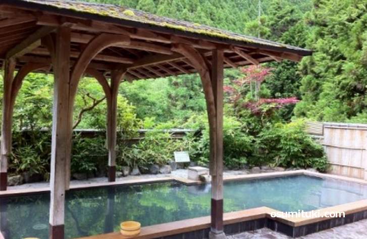 くらま温泉、露天風呂からは絶景の山が見えます