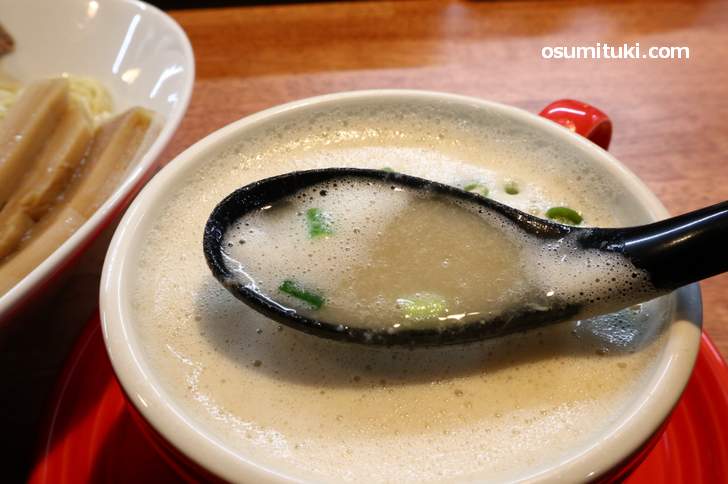 スープは豚骨魚介の泡立ちが特徴的