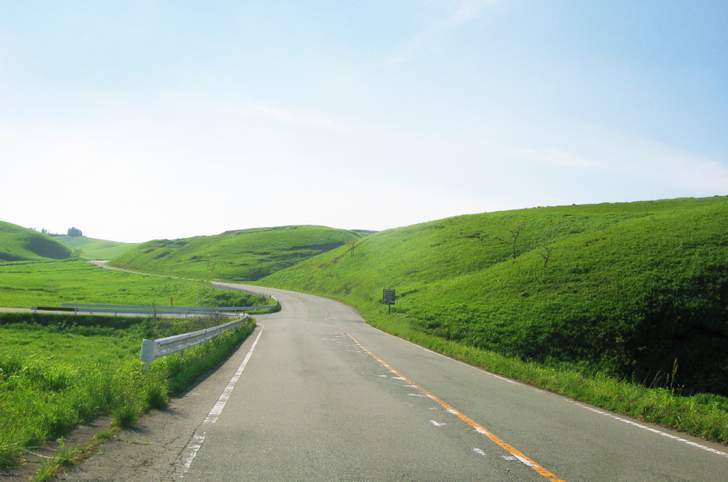 湯布院のやまなみハイウェイは草原地帯を通る道です