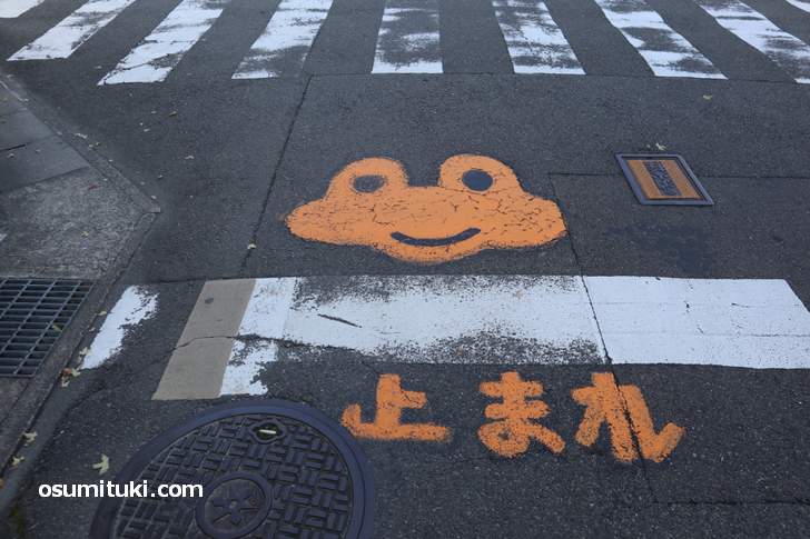 京都の「止まれカエル」が描かれているのは主に裏通りです