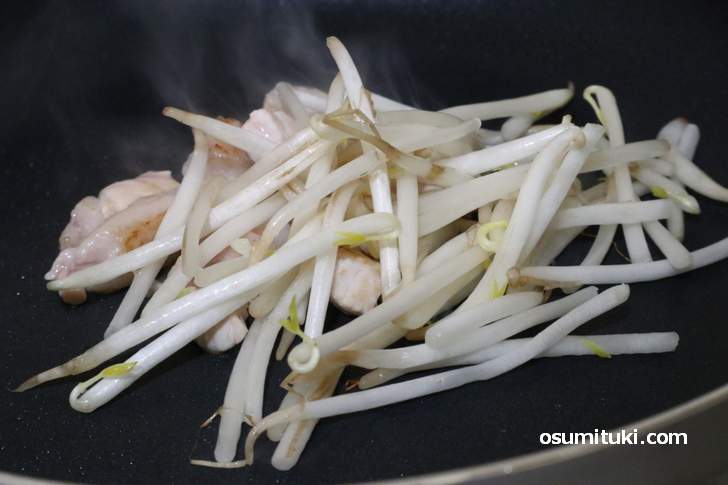 調理(1)豚肉の切れ端とモヤシを先に炒めます